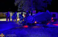 Вночі у Кам’янському внаслідок ДТП перекинувся автомобіль: водія з автівки діставали рятувальники