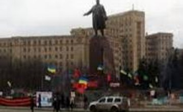 Защитники памятника Ленину в Харькове пикетируют сессию горсовета