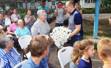 ​Во время семейного кинопоказа под открытым небом на Тополе-2 Геннадий Гуфман поздравил 90-летнюю именниницу