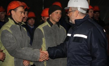 Вилкул на заводе Днепрполимермаш: Чтобы специалисты не уезжали за границу из-за безработицы, необходимо поддержать отечественную