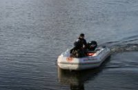 В Киеве спасатели достали тело мужчины из озера