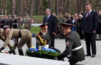Виктор Янукович и Бронислав Коморовский открыли мемориал жертвам тоталитаризма