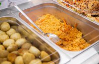 В почти 500 школах Днепропетровщины детей кормят блюдами из нового меню
