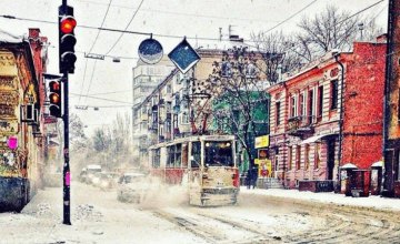 Дороги Дніпра розчищають. Громадський транспорт працює