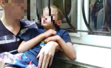 На Днепропетровщине спасатели достали голову ребенка из оконной решетки