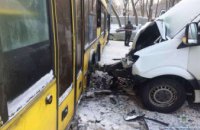  На трассе под Киевом столкнулись автобус и маршрутка (ФОТО)