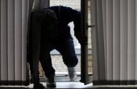 В Днепре пятеро грузинских нелегалов по предварительному сговору проникли в квартиру девушки