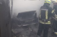 В Днепре сгорел гараж с автомобилем: есть пострадавшие (ФОТО)