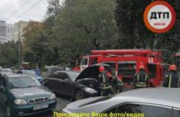 В Киеве из-за сухих листьев загорелся автомобиль (ФОТО)