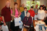 К Международному Дню пожилого человека Фонд Вилкула передал помощь одиноким нуждающимся пенсионерам и ветеранам 