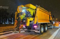 Використали понад 2,5 тонни протиожеледної суміші: у Дніпрі комунальники відучора ліквідовують наслідки снігопаду