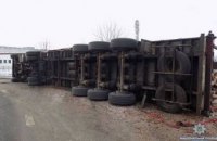 Во Львовской области перевернулся автопоезд с лесопродукцией (ФОТО)