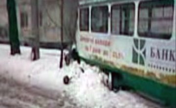 В Днепропетровске из-за погодных условий трамвай сошел с рельс