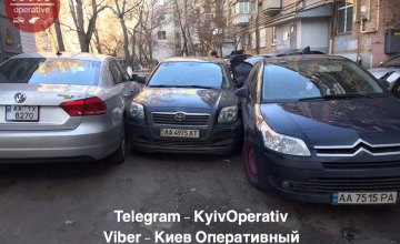 В Киеве водитель столкнулся с двумя автомобилями, уходя от погони полиции