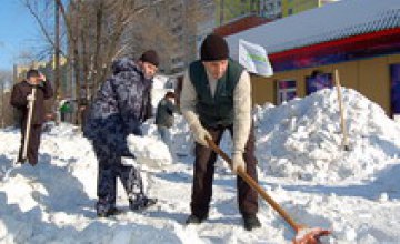 Днепропетровск спасали от снега все выходные 