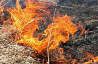 В Днепропетровской области мужчина, решив избавиться от сухой травы, сжег дом соседа (ФОТО)