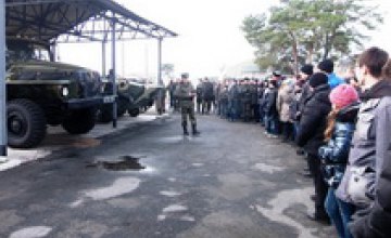 Более сотни днепропетровских школьников посетили 25 отдельную воздушно-десантную бригаду (ФОТО)