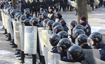 При штурме Днепропетровской ОГА пострадали 33 сотрудника милиции, - МВД