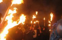 Днепропетровская молодежь помянула героев Крут факельным шествием (ФОТО)