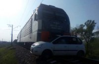 На Днепропетровщине грузовой поезд протаранил авто: есть погибшие (ВИДЕО)