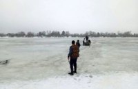В Киевской области спасли мужчину, который провалился под лед (ВИДЕО)