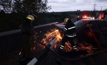 На Днепропетровщине автомобиль врезался в отбойник: водитель госпитализирован