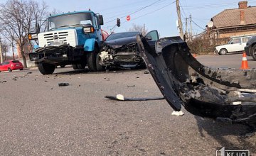 ДТП в Кривом Роге: столкнулись грузовик и легковушка (ФОТО)