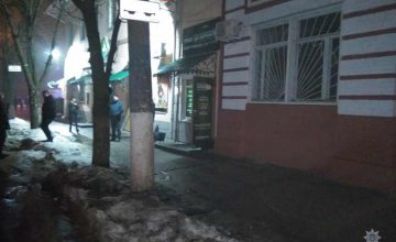 В Павлограде грабитель, застигнутый на месте преступления, ударил себя ножом в шею (ВИДЕО)