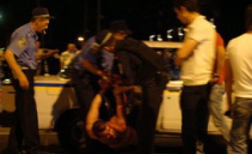 В Запорожье мужчина попал под колеса двух авто, а потом пытался избить врача скорой помощи 