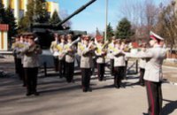 Днепропетровских женщин поздравил военный оркестр