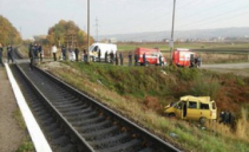 В Ивано-Франковской области поезд протаранил легковой автомобиль: двое пострадавших