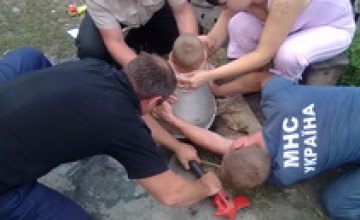 В Харьковской области 3-летний мальчик застрял в 15-литровом бидоне
