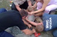 В Харьковской области 3-летний мальчик застрял в 15-литровом бидоне
