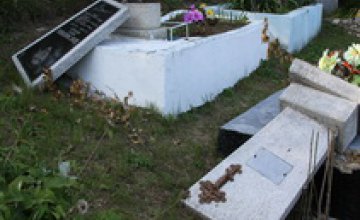 Трое детей в поисках конфет разгромили 29 могил на кладбище