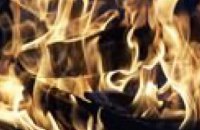  23-летний парень, пытаясь потушить пожар, получил ожоги лица и рук