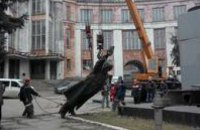 В Днепропетровске работники завода взяли под охрану памятник Ленину 
