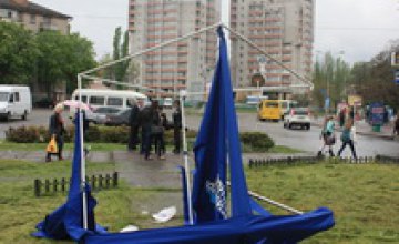 В Никополе вооруженные люди в масках разгромили агитационные палатки Партии регионов