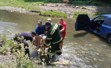 ​В Черновицкой области спасатели достали из воды авто, внутри которого находился человек