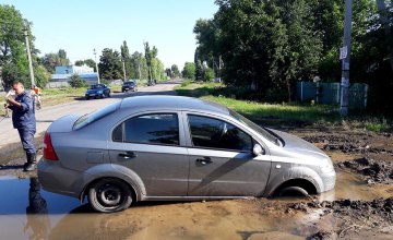 Днепропетровские спасатели помогли водителю иномарки выбраться из грязи