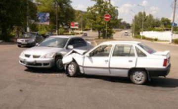 ДТП в Днепродзержинске: из-за столкновения автомобилей Opel Kadett и Mitsubishi Lancer пострадал 1 человек