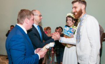 В Днепропетровске сыграла свадьбу пара, которая первой в Украине подала онлайн-заявку на вступление в брак