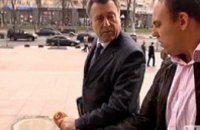 Чиновник Киевской ОГА выбросил в урну микрофон журналиста телеканала «СТБ» 