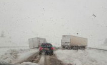 Движение по трассе «Днепропетровск – Харьков» заблокировано из-за снегопада