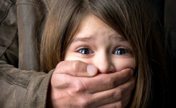 На Днепропетровщине бывший зэк изнасиловал 13-летнюю девочку, угрожая расправой над ее 4-летней сестрой