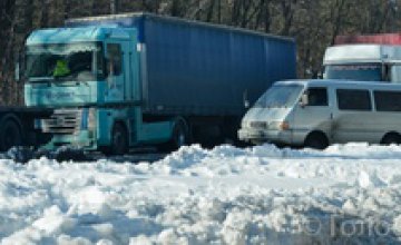 В Днепропетровской области за сутки в снежных заносах оказались 8 автомобилей