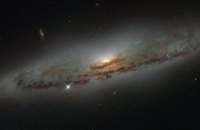 Телескоп «Хаббл» сделал фото галактики с гигантской черной дырой в центре (ФОТО)