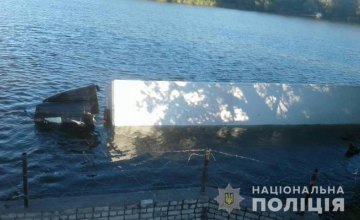 В Херсонской области водитель утопил в реке фуру с посылками (ФОТО)
