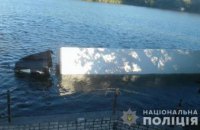 В Херсонской области водитель утопил в реке фуру с посылками (ФОТО)