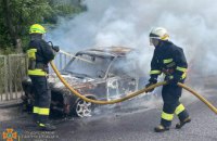 ​Автівка зайнялася просто під час руху: у Дніпрі рятувальники гасили пожежу