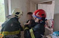 У Павлограді 9-річний хлопчик випав з вікна, ще одна дитина була зачинена у квартирі: до порятунку долучилися надзвичайники (ВІДЕО)